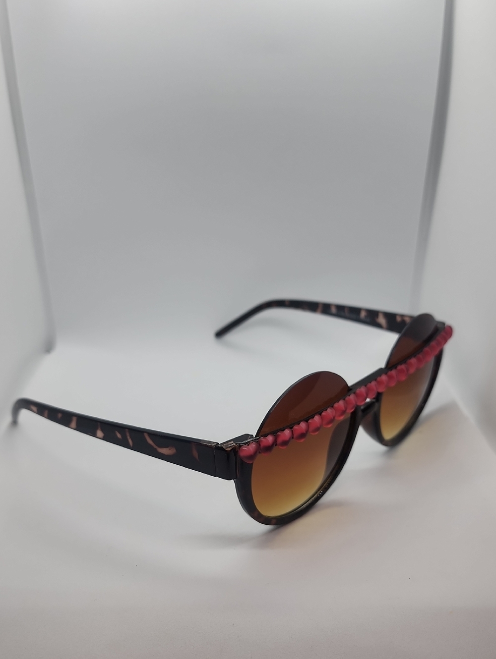 GASOLINE GLAMOUR PINK HEART OF GLASS PEEKABOO ROUND SUNGLASSES - Picture 2 of 5